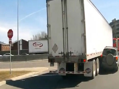 4 điều tài xế Việt cần nhớ khi đi cạnh xe container