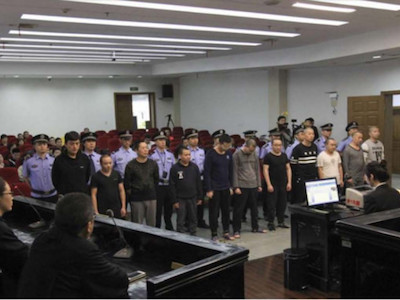 Chủ nhà hàng ở Trung Quốc đi tù vì nấu ăn bằng dầu vớt từ ống cống