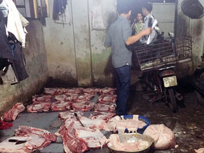 Đoàn kiểm tra phải leo rào xử lý cơ sở mổ heo lậu