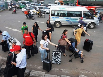 Đường vào sân bay Tân Sơn Nhất kẹt cứng, hành khách vác vali chạy bộ