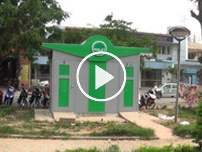 Video: Hà Nội xây xong hàng loạt nhà vệ sinh công cộng rồi... khóa cửa