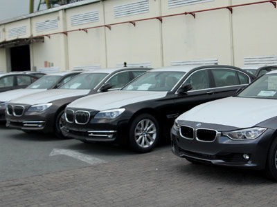 Hàng trăm xe BMW nằm chờ nửa năm tại cảng Việt Nam