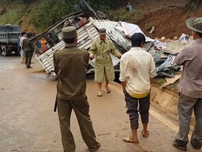 Lật xe cỡ lớn trên đèo Pha Đin, tài xế may mắn được Hội lái xe Điện Biên cứu nạn