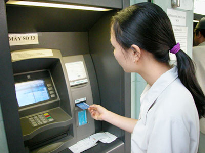 Mỗi thẻ ATM “gánh” 20-25 loại phí, ngân hàng nói gì?