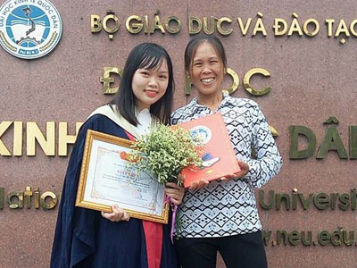 Người mẹ nghèo cười rạng rỡ bên con gái trong lễ tốt nghiệp