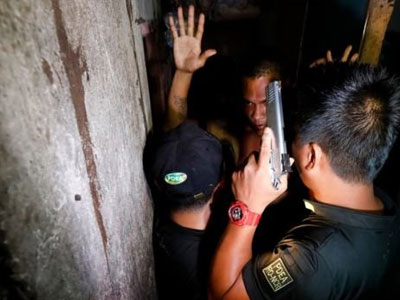 Phát hiện nhà tù đằng sau kệ sách đồn cảnh sát Philippines
