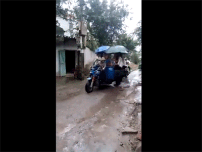 Đội bê tráp của nhà trai đã có một ngày mưa quá đen đủi