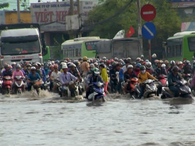 Hàng vạn người "ná thở" rời Sài Gòn trong cảnh ngập nước, kẹt xe