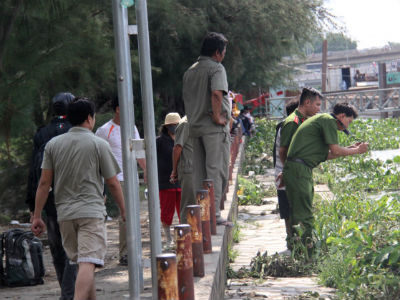 Người thân khóc ngất bên thi thể đàn ông trôi sông Sài Gòn