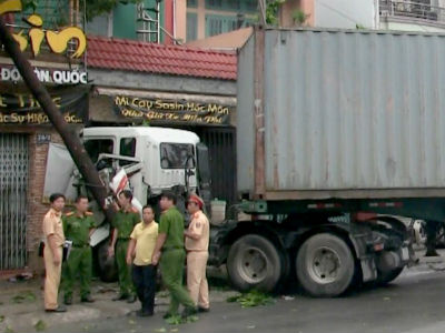 Xe đầu kéo gây tai nạn liên hoàn, bé trai 3 tuổi tử nạn