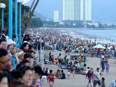 Bãi biển Nha Trang đông nghịt người dịp 30/4