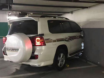 Đang làm việc bỗng xe điên lao vào phòng, húc người lên không