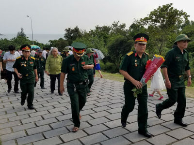 Du khách đổ về viếng mộ Đại tướng Võ Nguyên Giáp