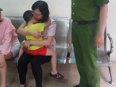 Đưa con lên cơ quan ngày lễ, mẹ tá hoả vì con "mất tích"