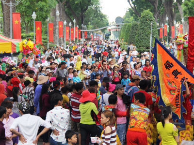 Nghỉ lễ, hàng ngàn gia đình ùn ùn kéo nhau đi chơi khiến Thảo Cầm Viên, Công viên nước Hồ Tây như “vỡ trận”