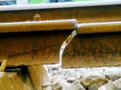 Ray đường sắt gãy đôi, tàu chở hơn 1.000 khách dừng khẩn cấp