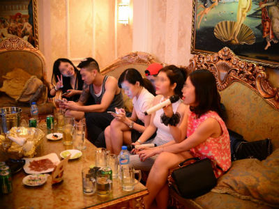 Tranh luận về đề xuất cấm bán bia ở quán karaoke
