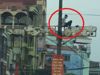 Hà Nội: Nam thanh niên nghi ngáo đá cố thủ trên cột điện ở đường Giải Phóng