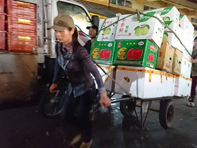 Nữ cửu vạn nhọc nhằn giữa chợ mưu sinh ngày nghỉ lễ