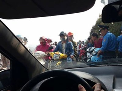 Tạm cấm phương tiện lên Mẫu Sơn vì sợ đường kẹt cứng