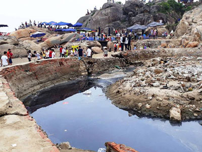 Xuất hiện dòng nước đen ngòm lộ thiên ở bãi biển Sầm Sơn