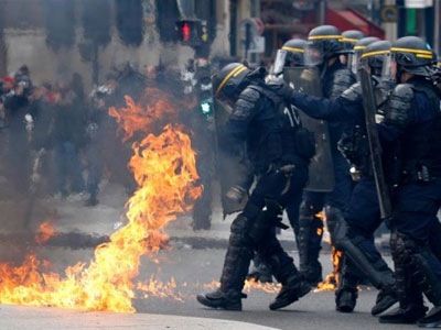 Cảnh sát Paris đụng độ người biểu tình phản đối bà Le Pen