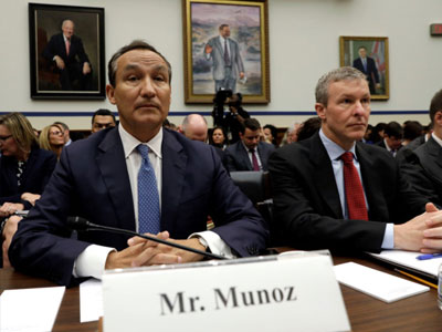 CEO United Airlines xin lỗi trước quốc hội Mỹ vì vụ kéo lê hành khách