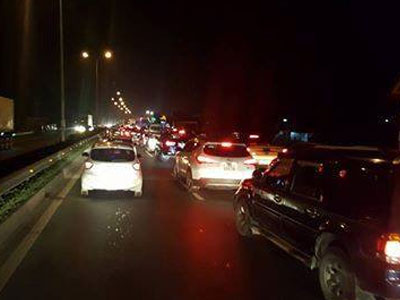 Chạy xe trong đêm thoát tắc đường sau nghỉ lễ