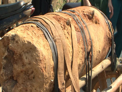 Chở quả bom nặng hơn 300kg còn nguyên kíp nổ đi bán