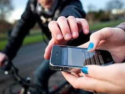 Clip giả vờ vào tiệm tạp hóa mua đồ rồi giật điện thoại