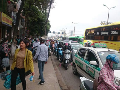 Ngày cuối nghỉ lễ: Xe về bến dồn dập, trả khách giữa đường gây tắc