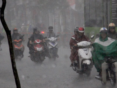 Sài Gòn đón cơn mưa tối mặt trong ngày cuối của kỳ nghỉ lễ