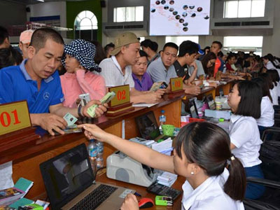 Tăng phí tham quan vịnh Hạ Long, du khách vẫn nhẫn nại xếp hàng