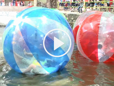 Video: Người dân Sài Gòn thích thú trò bóng nước
