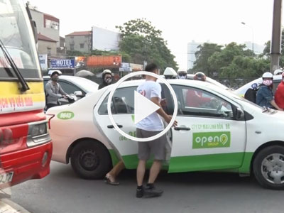 Video: Xe ôm, taxi "chặt chém" người dân tại cửa ngõ Hà Nội