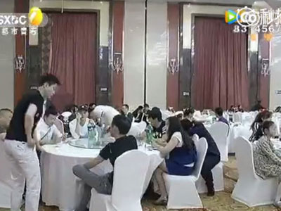 Chú rể sống ảo, thuê hơn 200 người lạ giả làm bạn tới dự đám cưới của mình cho hoành tráng