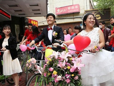 Cô dâu, chú rể chơi trội với màn rước dâu bằng 50 chiếc xe đạp