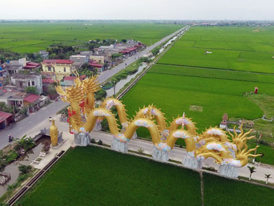 Đôi rồng khổng lồ dẫn vào điện thờ giữa ruộng lúa Thái Bình