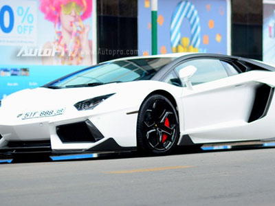 Tay chơi Sài thành chi hơn 200 triệu Đồng độ lại ngoại thất siêu xe Lamborghini Aventador