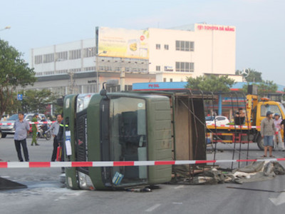 Va chạm ô tô 7 chỗ, xe chở cảnh sát lật trên đường