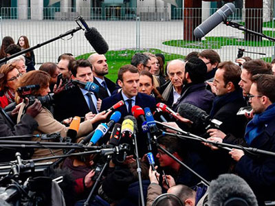 Bà Merkel công khai ủng hộ ứng viên tổng thống Pháp Macron