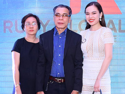 Bố mẹ chúc mừng Giang Hồng Ngọc mở công ty riêng