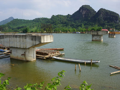 Cầu 75 tỷ xây giữa chừng bỏ hoang ở Thanh Hoá
