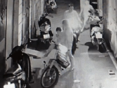 Clip: Hai vợ chồng chở theo con gái đi ăn trộm túi xách ở Hà Nội