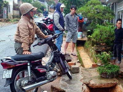 Cụ ông dọn rác bị dòng nước mưa cuốn trôi