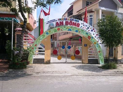 Hiệu trưởng rượt đuổi một cô giáo ra tận cổng trường để giằng co điện thoại