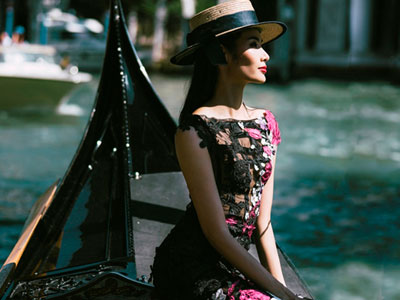 Hoàng Thùy diện váy dạ hội yêu kiều ở Italy