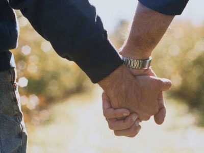 Nghiên cứu mới: Đàn ông uống nhiều rượu dễ có xu hướng bị "bẻ cong"