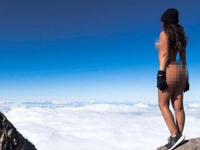 Người mẫu Playboy gây phẫn nộ vì đăng ảnh nude trên núi thiêng