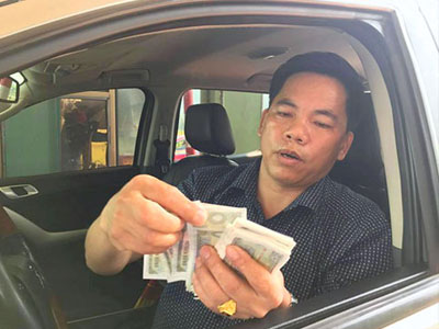 Tài xế dùng tiền lẻ thấm nước mua vé trạm BOT Cầu Rác